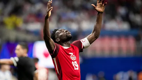 Alphonso Davies lamenta chance perdida contra a Argentina, na estreia do Canadá na Copa América. (Associated Press / Alamy Stock Photo)