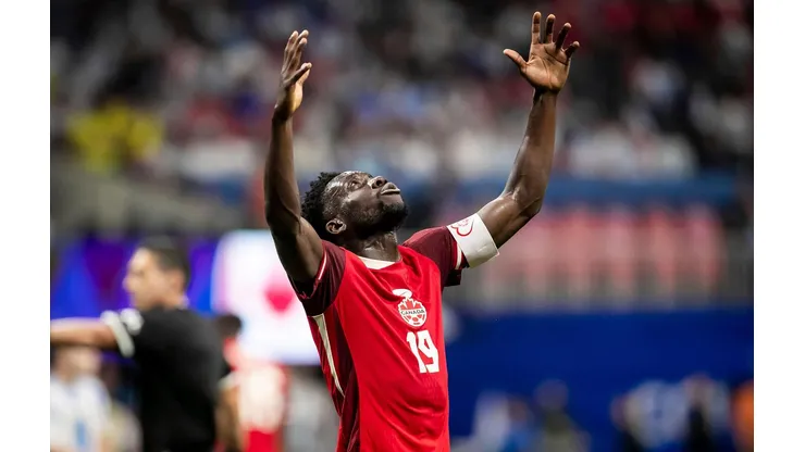 Alphonso Davies lamenta chance perdida contra a Argentina, na estreia do Canadá na Copa América. (Associated Press / Alamy Stock Photo)