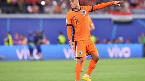 Xavi Simmons em campo pela Holanda no duelo contra a França pela Eurocopa. (BSR Agency / Alamy Stock Photo)