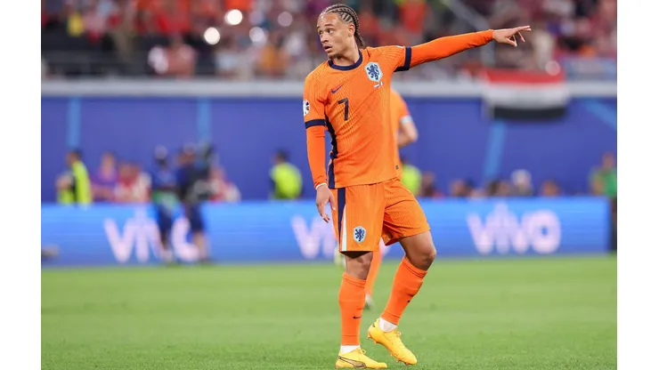 Xavi Simmons em campo pela Holanda no duelo contra a França pela Eurocopa. (BSR Agency / Alamy Stock Photo)