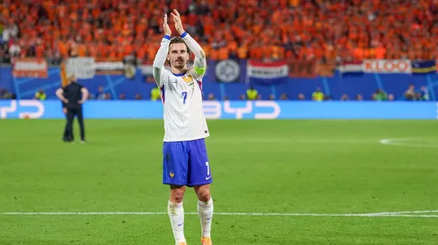 Griezmann cumprimenta a torcida após o empate entre França e Holanda pela Euro. (Dimitrije Vasiljevic / Alamy Stock Photo)