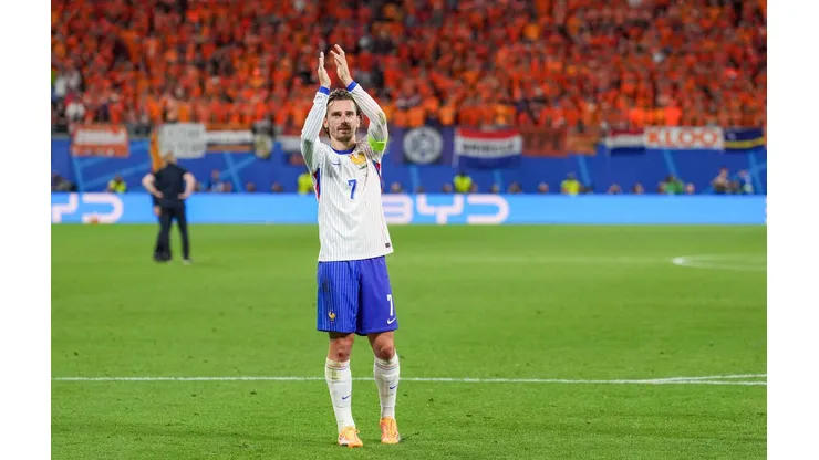 Griezmann cumprimenta a torcida após o empate entre França e Holanda pela Euro. (Dimitrije Vasiljevic / Alamy Stock Photo)