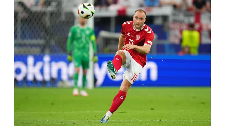 Eriksen em ação durante o empate entre Dinamarca e Inglaterra pela Euro. (PRESSINPHOTO SPORTS AGENCY / Alamy Stock Photo)