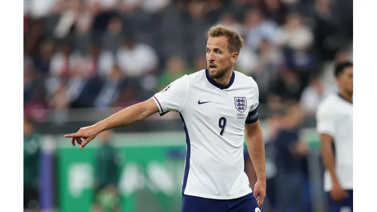 Harry Kane orienta seus companheiros de seleção na partida entre Inglaterra e Dinamarca na Eurocopa. (Sipa US / Alamy Stock Photo)