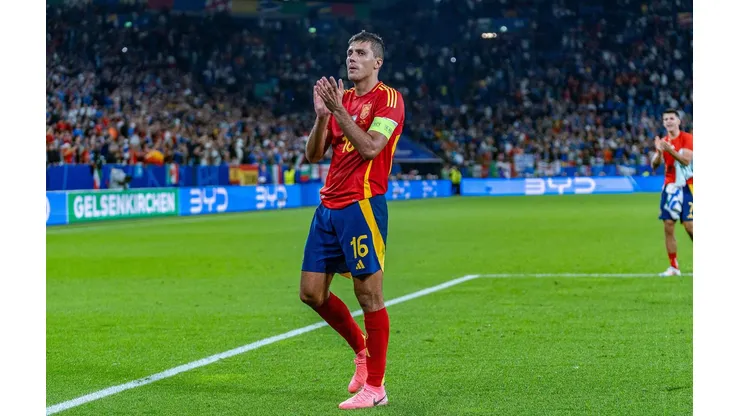 Rodri comemora vitória da Espanha contra a Itália pela segunda rodada da Euro. (Eibner-Pressefoto / Alamy Stock Photo) Spanien vs. Italien, Herren, Fussball, 2. Spieltag, EURO 2024, 20.06.2024, Europameisterschaft, Gruppe B Foto: Eibner-Pressefoto/Bahho Kara