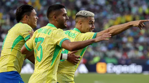 Seleção Brasileira comemorando gol contra o México