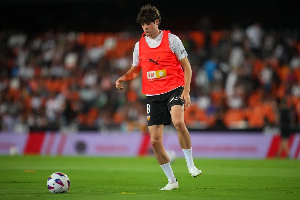 Javi Guerra disputou 40 jogos pelo Valencia na temporada passada. (Photo by Aitor Alcalde/Getty Images)