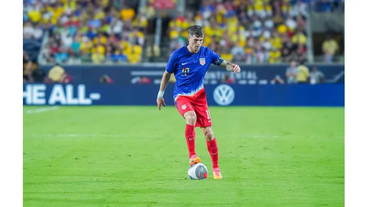 Pulisic carrega a bola pelos Estados Unidos durante partida amistosa contra o Brasil. (Sipa US / Alamy Stock Photo)