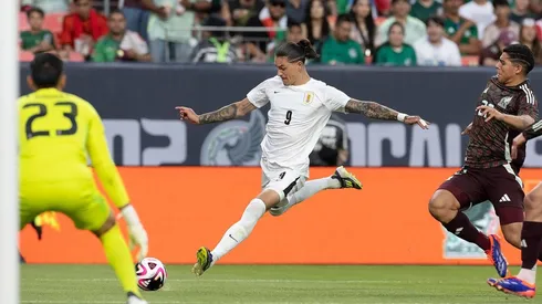 Darwin Nunez em campo pelo Uruguai durante amistoso contra o México. (ZUMA Press, Inc. / Alamy Stock Photo)