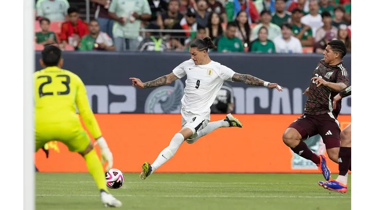 Darwin Nunez em campo pelo Uruguai durante amistoso contra o México. (ZUMA Press, Inc. / Alamy Stock Photo)