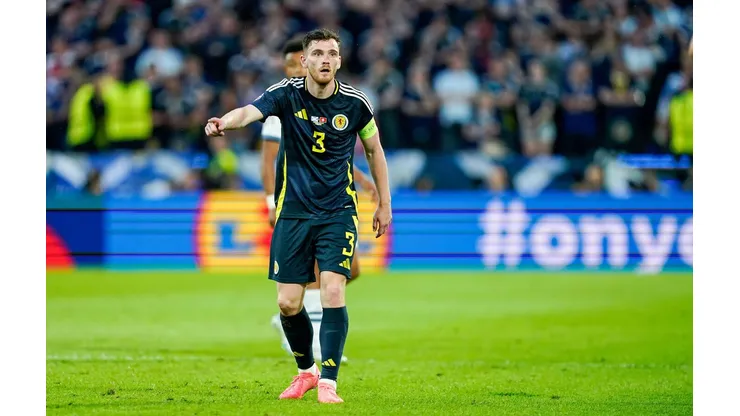 Robertson em campo peça Escócia durante confronto contra a Suíça na Euro. (SPP Sport Press Photo. / Alamy Stock Photo)