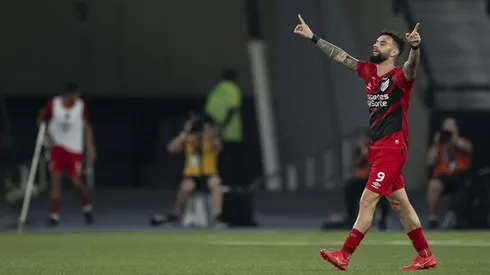 Mastriani, do Athletico-PR, durante a comemoração de seu gol contra o Botafogo. (AGIF / Alamy Stock Photo)
