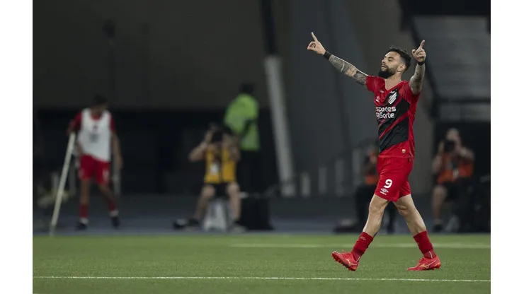 Mastriani, do Athletico-PR, durante a comemoração de seu gol contra o Botafogo. (AGIF / Alamy Stock Photo)