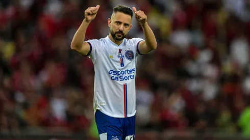 Éverton Ribeiro em campo pelo Bahia na partida contra o Flamengo pelo Brasileirão. (Associated Press / Alamy Stock Photo)