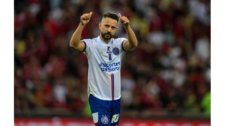 Éverton Ribeiro em campo pelo Bahia na partida contra o Flamengo pelo Brasileirão. (Associated Press / Alamy Stock Photo)