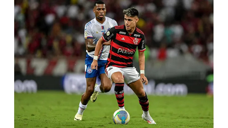 Luiz Araújo em ação pelo Flamengo contra o Bahia no Campeonato Brasileiro. (Associated Press / Alamy Stock Photo)