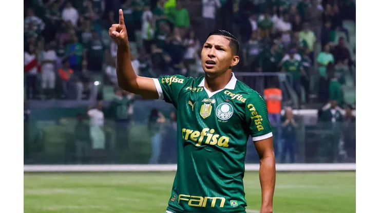 Rony, do Palmeiras, comemora seu gol contra o RB Bragantino. (Sipa US / Alamy Stock Photo)