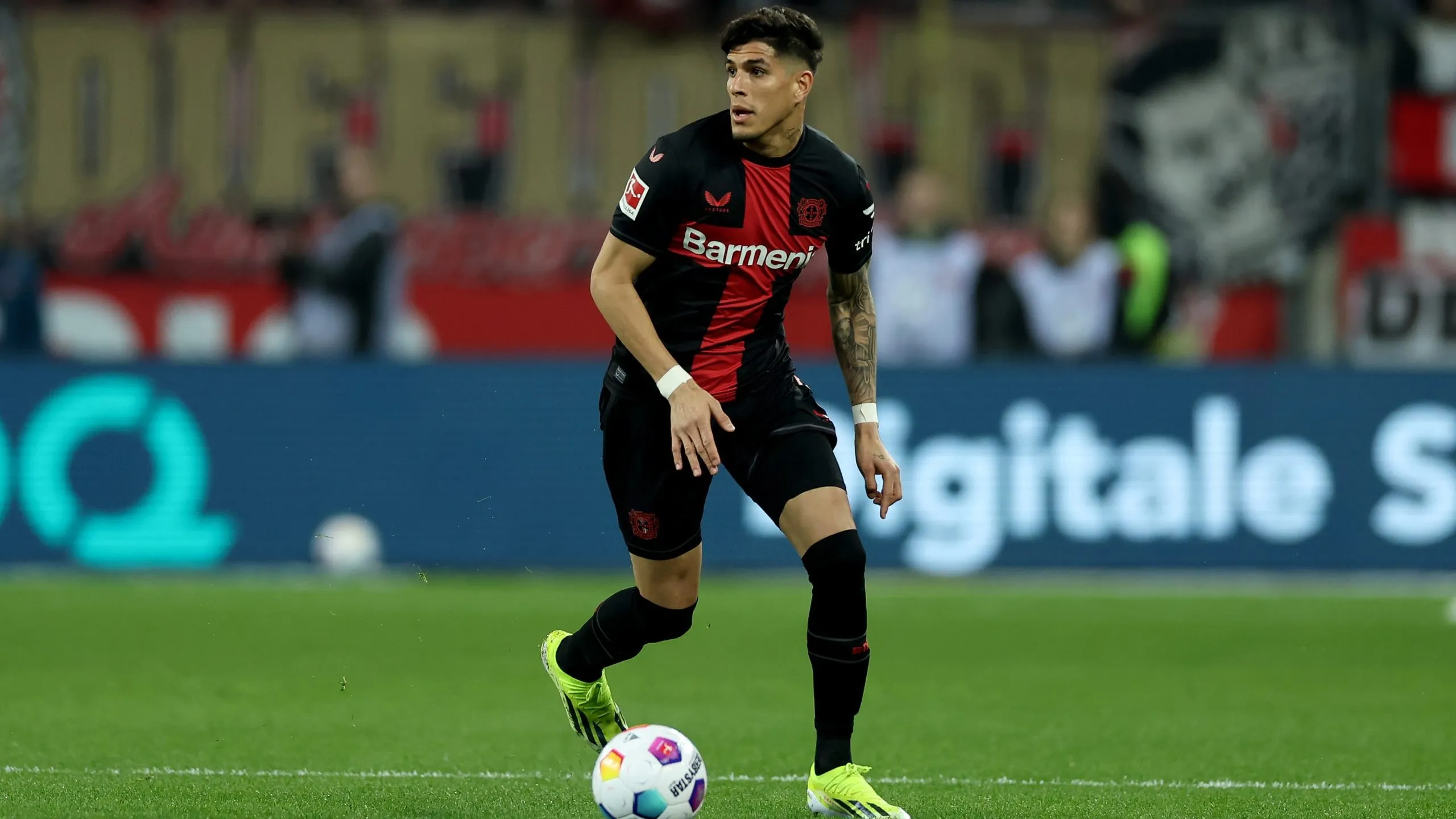 Piero Hincapie atuando pelo Bayer Leverkusen. (Photo by Lars Baron/Getty Images)