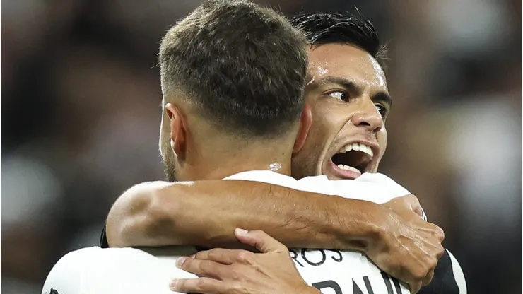 Corinthians deve aceitar proposta de rival brasileiro para vender jogador; Boca Juniors pode atravessar negócio. (Photo by Alexandre Schneider/Getty Images)