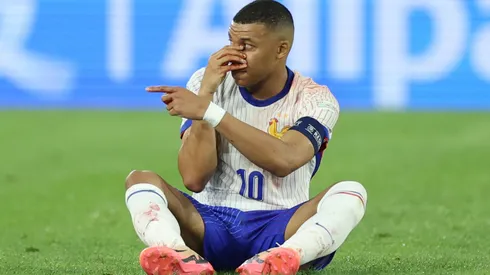Mbappé assistiu à partida do banco de reservas, em função da fratura no nariz.
