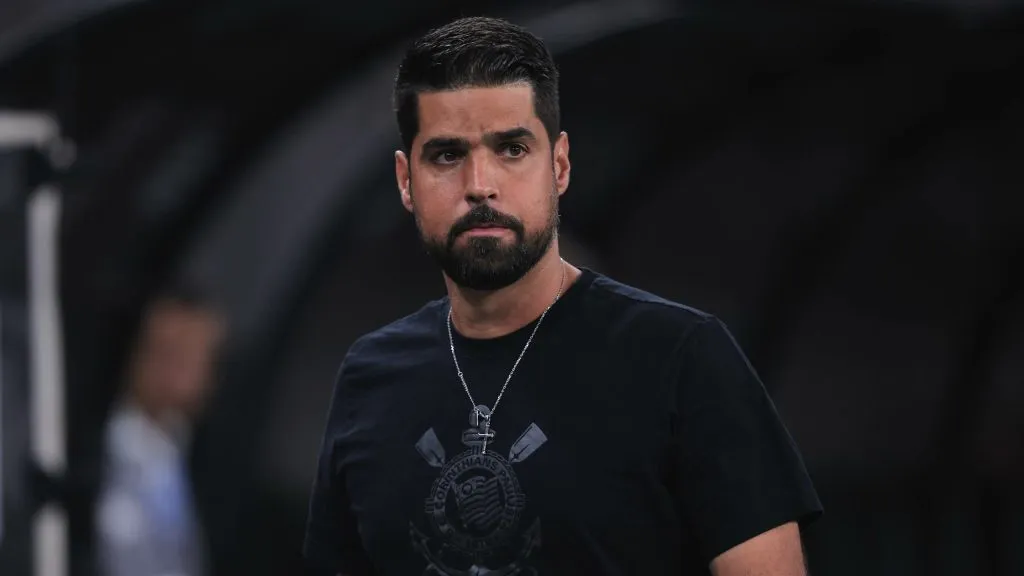 António Oliveira terá retorno e desfalque contra o Athletico. Foto: Ettore Chiereguini/AGIF