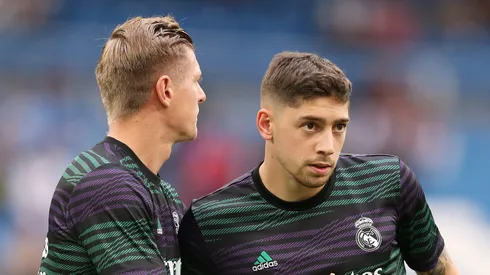 Kroos passa o bastão para Fede Valverde. Foto: Florencia Tan Jun/Getty Images