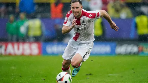 Kakabadze em ação pela Geórgia na partida contra a Turquia pela Eurocopa. (SPP Sport Press Photo. / Alamy Stock Photo)