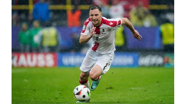 Kakabadze em ação pela Geórgia na partida contra a Turquia pela Eurocopa. (SPP Sport Press Photo. / Alamy Stock Photo)