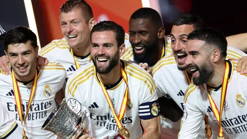 Nacho Fernandez levanta troféu pelo Real Madrid (Photo by Yasser Bakhsh/Getty Images)