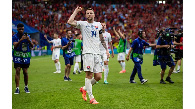 Skriniar durante comemoração da vitória da Eslováquia sobre a Bélgica, na primeira rodada da Eurocopa. (Eibner-Pressefoto / Alamy Stock Photo)Milan Skriniar( Slovakei #14) GER, Belgium (BEL) vs. Slovakia (SVK), Fussball Europameisterschaft, UEFA EURO 2024, Gruppe E, 1. Spieltag, 17.06.2024 DFB/DFL REGULATIONS PROHIBIT ANY USE OF PHOTOGRAPHS AS IMAGE SEQUENCES AND/OR QUASI-VIDEO Foto: Eibner-Pressefoto/Roger Buerke