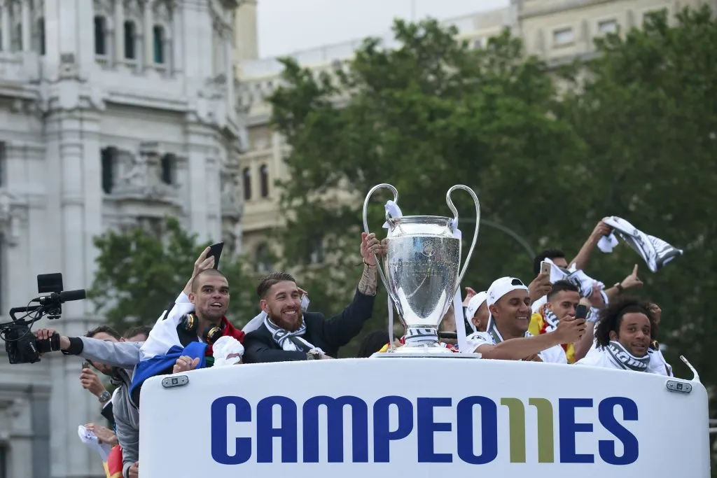 Pepe comemora a sua terceira conquista da Champions League pelo Real Madrid. (Foto: Gonzalo Arroyo Moreno/Getty Images)