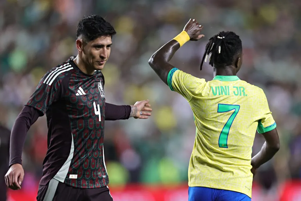 Edson Álvarez,alvo do Manchester United, em amistoso internacional pelo México ao lado de Vini Jr  (Photo by Omar Vega/Getty Images)