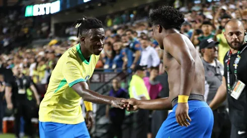 Vini Jr e Endrick comemoram gol pela Seleção Brasileira. Foto: Omar Vega/Getty Images