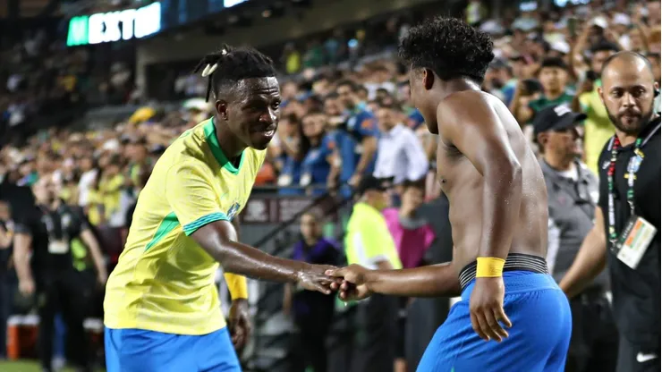 Vini Jr e Endrick comemoram gol pela Seleção Brasileira. Foto: Omar Vega/Getty Images