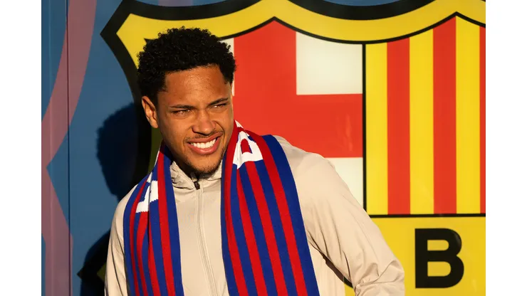 Vitor Roque na apresentação do Barcelona. Foto: David Ramos/Getty Images