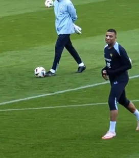 Mbappé durante o treino com curativo no nariz / foto: reprodução