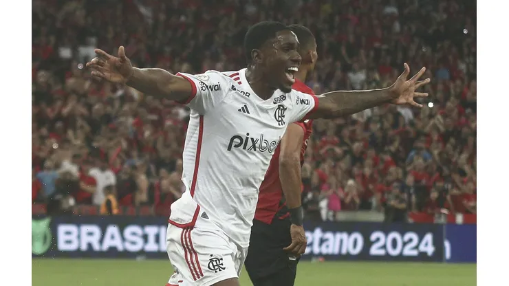Evertton comemora gol de empate do Flamengo contra o Athletico-PR, na nona rodada do Brasileirão. (Sipa US / Alamy Stock Photo)