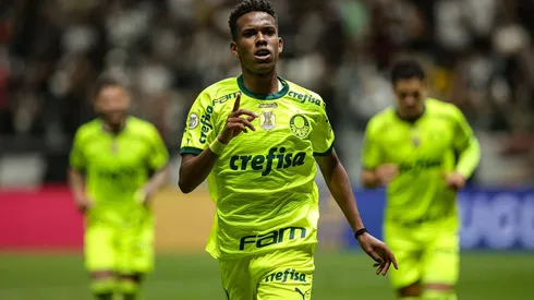 Estevão durante a comemoração de seu gol contra o Atlético-MG, em duelo do dia 17 de junho pelo Campeonato Brasileiro. (AGIF / Alamy Stock Photo)