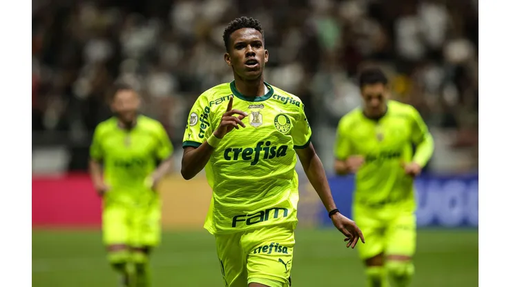 Estevão durante a comemoração de seu gol contra o Atlético-MG, em duelo do dia 17 de junho pelo Campeonato Brasileiro. (AGIF / Alamy Stock Photo)