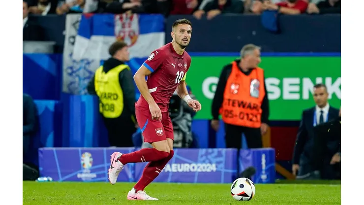 Tadic em campo pela Sérvia, na partida contra a Inglaterra, na primeira rodada. (SPP Sport Press Photo. / Alamy Stock Photo)