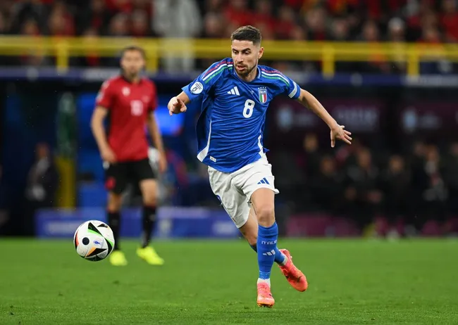 Jorginho com as cores da Itália na estreia da Eurocopa 2024. (Foto: Claudio Villa/Getty Images for FIGC)