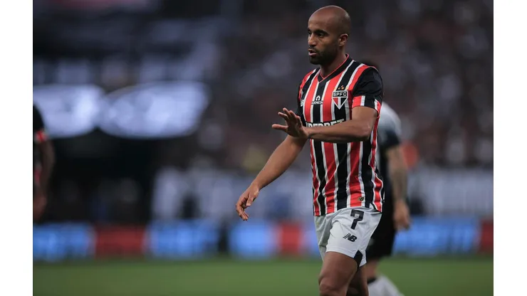 Lucas em campo pelo São Paulo no clássico contra o Corinthians, no domingo (16). (Associated Press / Alamy Stock Photo)