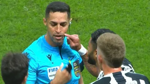 Hulk coloca dedo no rosto do juiz. Foto: Reprodução Premiere/Twitter