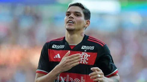 Com volta de Ayrton Lucas, Tite não vai precisar improvisar na lateral-esquerda. Foto: Thiago Ribeiro/AGIF