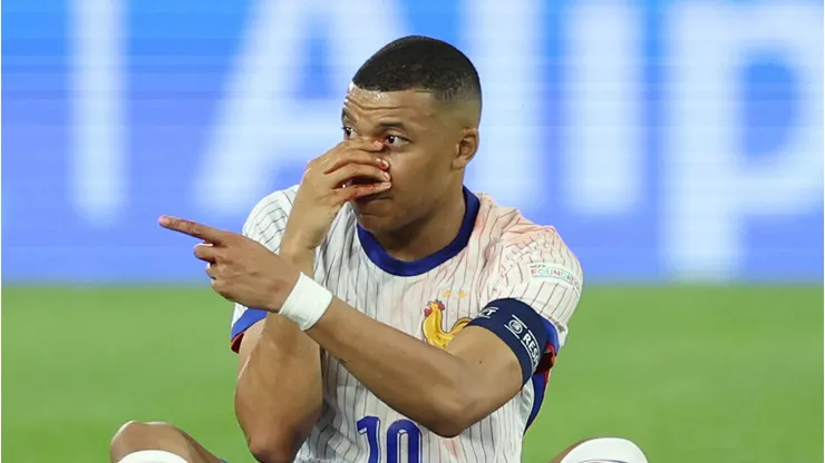Mbappé fratura o nariz em dividida. Foto: Kevin C. Cox/Getty Images
