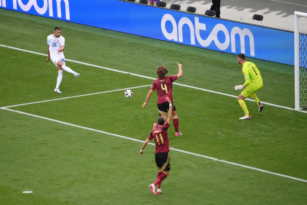 Ivan Schranz marca o gol da vitória da Eslováquia sobre a Bélgica. (Photo by Justin Setterfield/Getty Images)