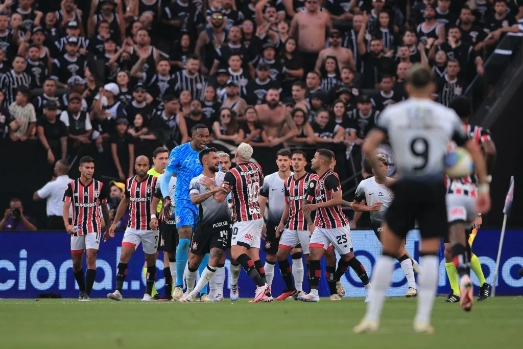 Momento em que Carlos Miguel  e Luciano discutem. Foto: Ettore Chiereguini/AGIF
