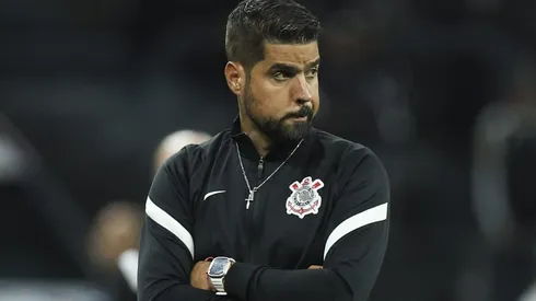 Substituto de António Oliveira: Torcida do Corinthians repercute sobre novo treinador.