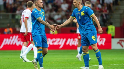 Zubkow e Mykolenko se cumprimentam após gol da Ucrânia no amistoso contra a Polônia. (Dziurek - Sport / Alamy Stock Photo)