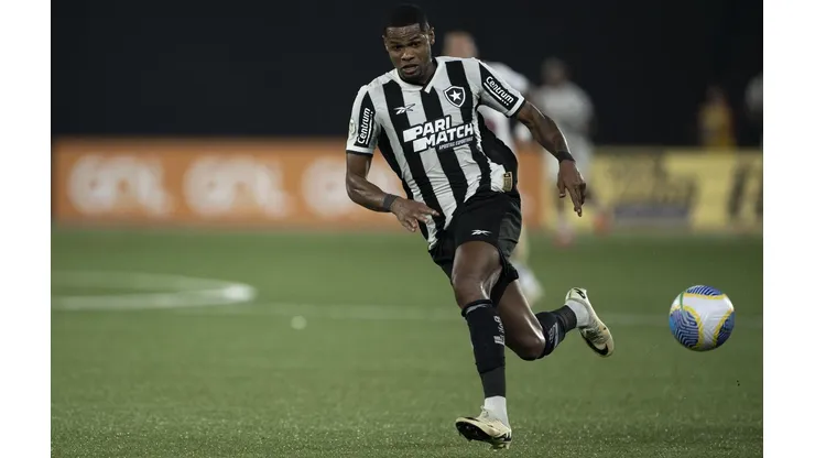 Júnior Santos em campo no clássico entre Botafogo e Fluminense, no dia 11 de junho. (Sipa US / Alamy Stock Photo)